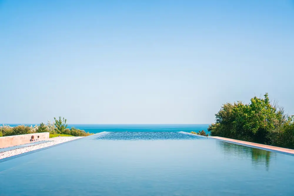 Piscina infinity frente al mar