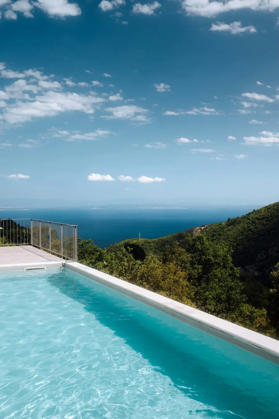 Piscina con vistas al mar