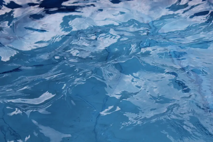 Detalle de la superficie del agua de una piscina